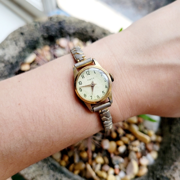 Vintage Timex Silver & Gold Classic Stretch Watch - Picture 4 of 8